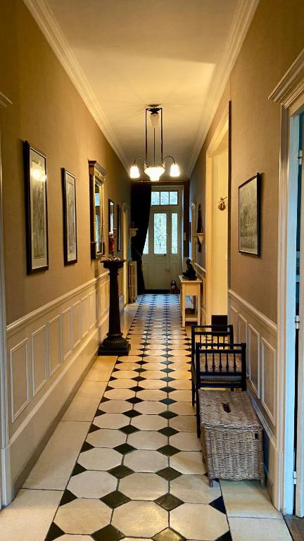 - un couloir avec du carrelage noir et blanc dans l'établissement La Belle Epoque, à Époisses