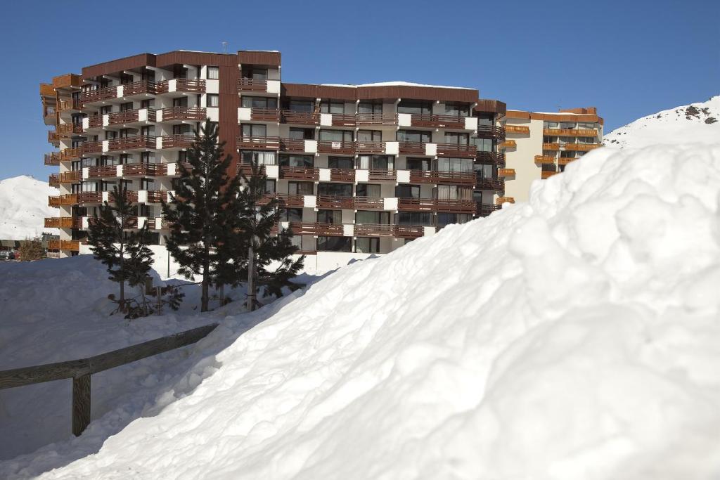 ヴァル・トランスにあるAbrineige Le Schuss Val Thorensの建物前積雪