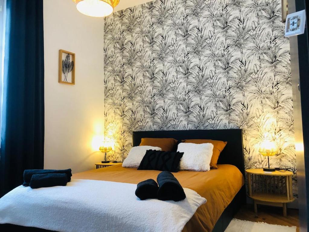 a bedroom with a bed with two hats on it at Charmante maison de ville in Thouars