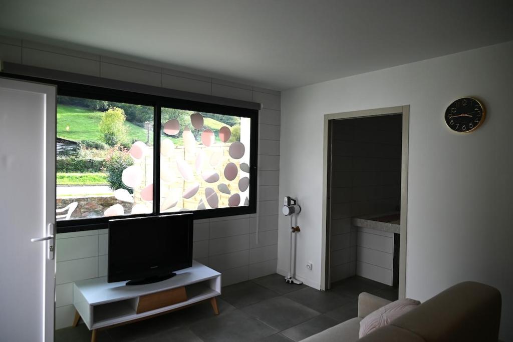 a living room with a tv and a window at Gîte Gip Enea in Saint-Étienne-de-Baïgorry