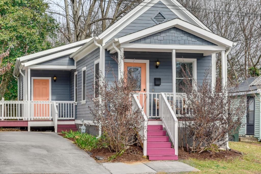ローリーにある1 Mi to Dtwn Home with Backyard in Raleigh!の青い家