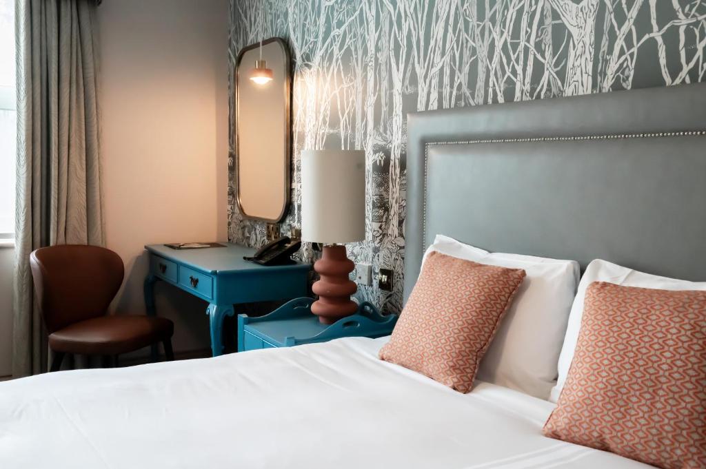 Bush Hotel Farnham - 