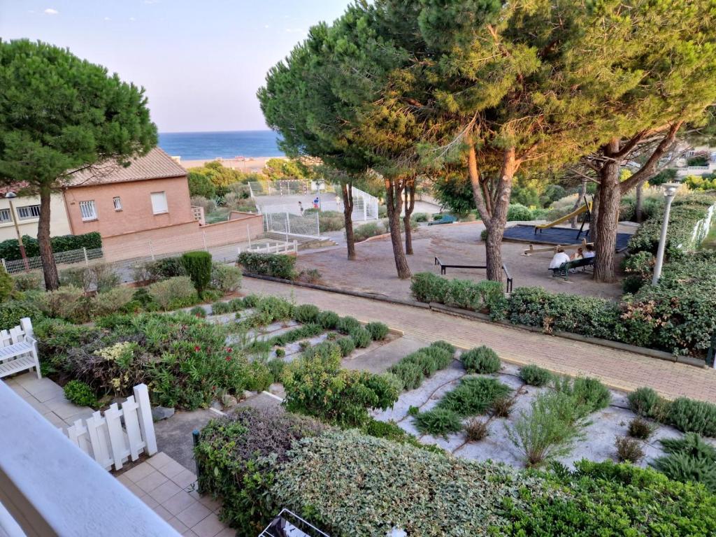 Elle offre une vue sur un jardin avec des arbres et des buissons. dans l'établissement Vue sur Mer, à Saint Pierre La Mer