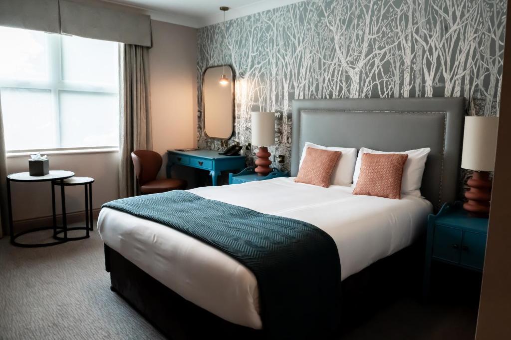Bush Hotel Farnham - 