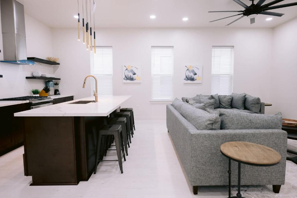 Una cocina y una sala de estar con un sofá y una mesa. en Magic canal, en Nueva Orleans