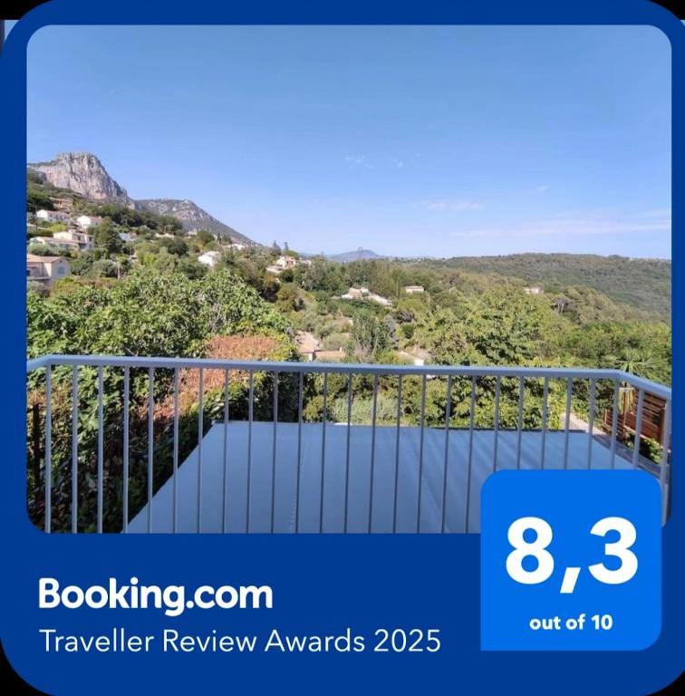un balcon avec vue sur une montagne dans l'établissement Maison au calme vue montagnes, à Vence
