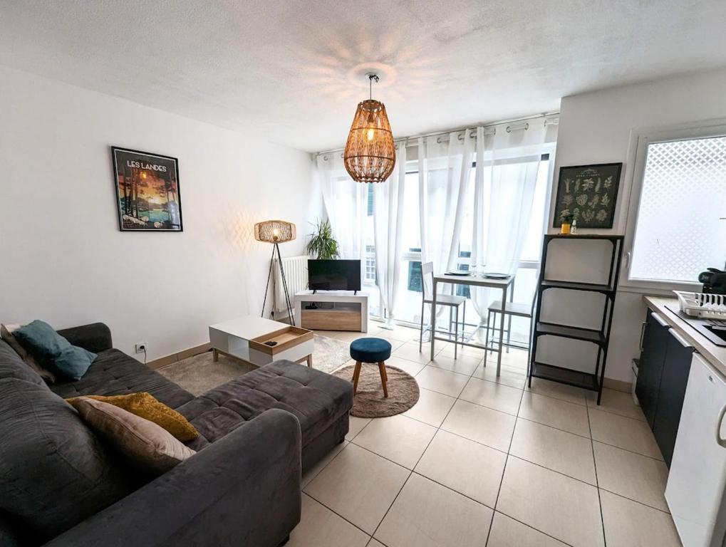 un salon avec un canapé et une table dans l'établissement Apparemment moderne au cœur de Bayonne, à Bayonne