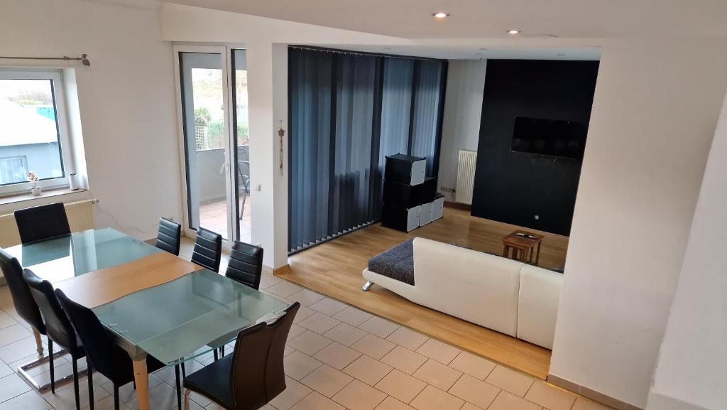 ein Wohnzimmer mit Tisch und Couch in der Unterkunft 8-10 Personen Maisonette Wohnung mit 3,5 Schlafzimmern in Wörrstadt
