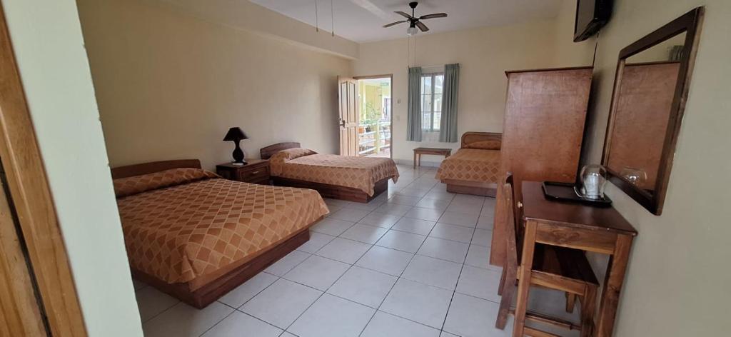 Postel nebo postele na pokoji v ubytování Hotel Playa Bonita Tela