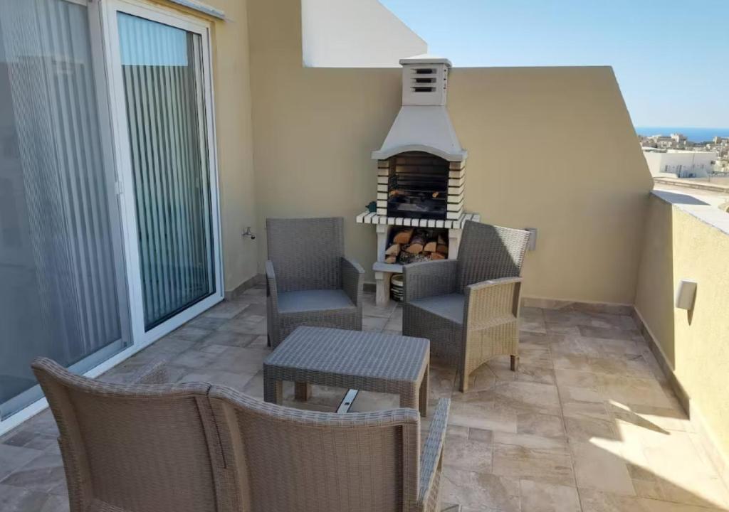 Lovely 1-bedroom penthouse with BBQ area, Qala (updated prices 2026)