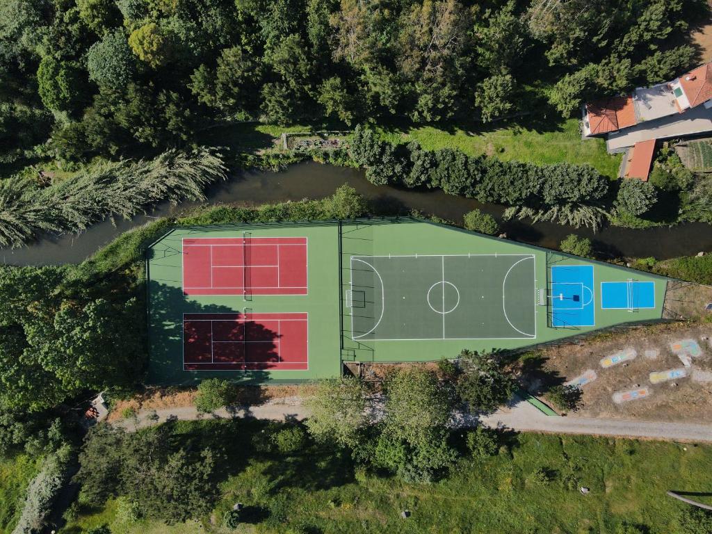 Tenis a/nebo squash v ubytování Parque de Campismo Orbitur Angeiras nebo okolí