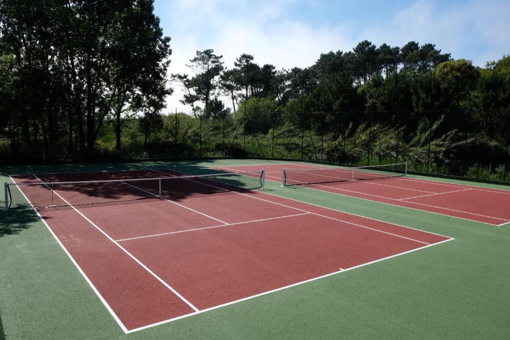 Tenis a/nebo squash v ubytování Parque de Campismo Orbitur Angeiras nebo okolí