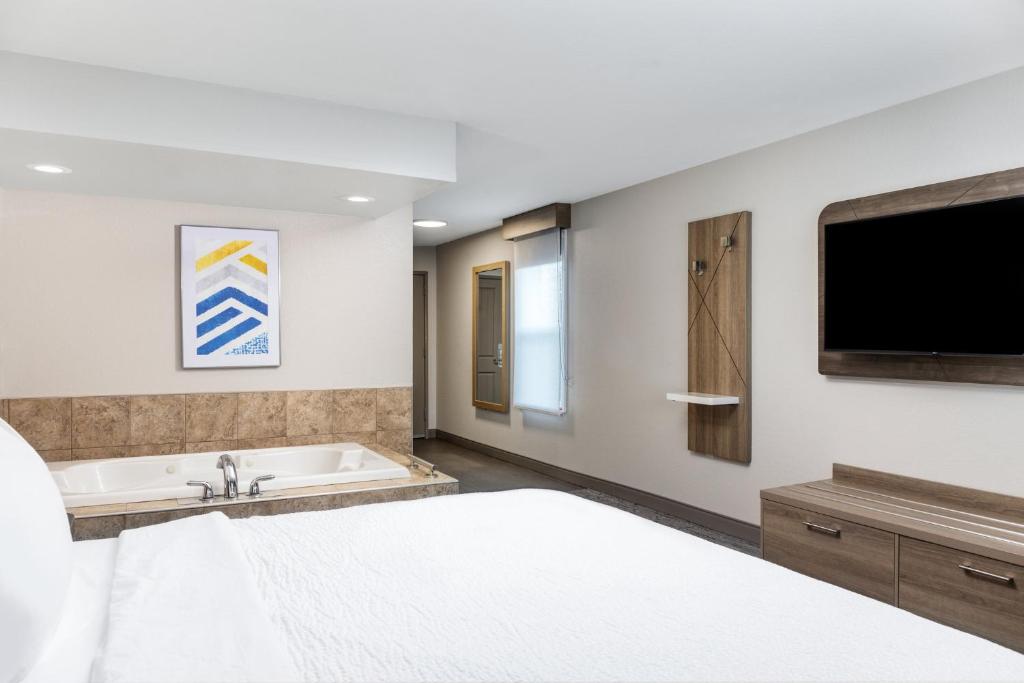 Holiday Inn Express & Suites - Green Bay East, an IHG Hotel - 