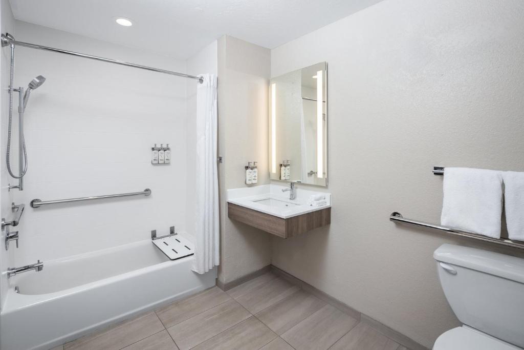 Holiday Inn Express & Suites - Green Bay East, an IHG Hotel - 