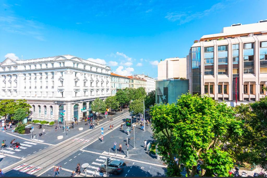 une vue d'une rue dans une ville avec des bâtiments dans l'établissement Studio hyper-centre de Nice, à Nice