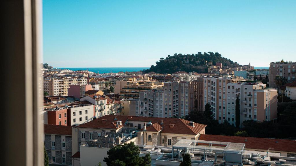 - une vue sur la ville avec ses bâtiments et l'océan dans l'établissement Sea & City View, à Nice