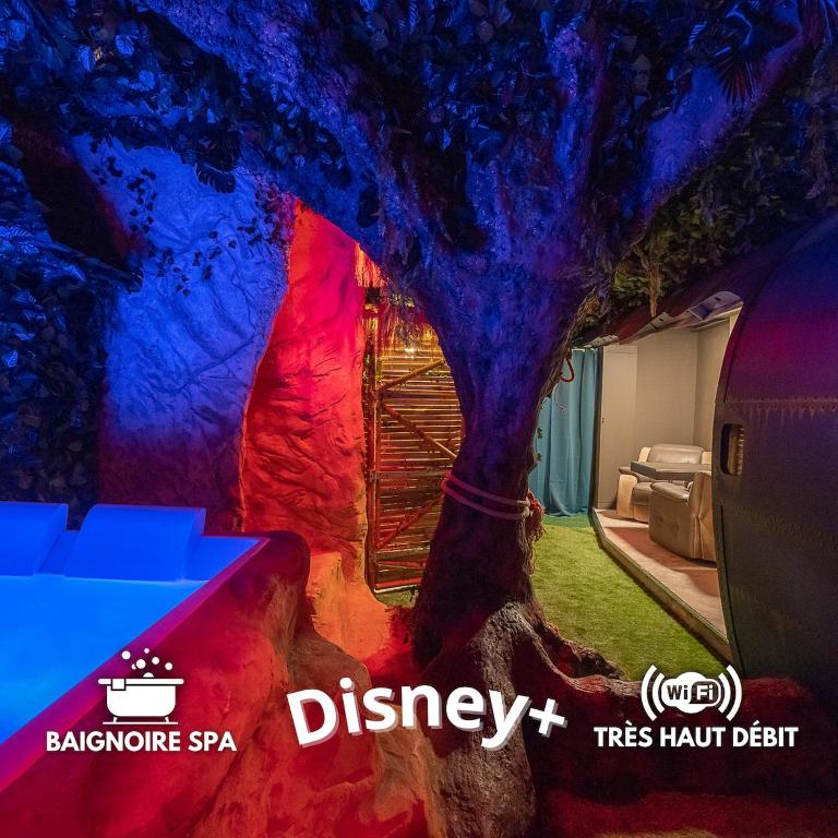 une chambre avec un arbre peint sur le mur dans l'établissement Jungle Crash Love Room, à Unieux