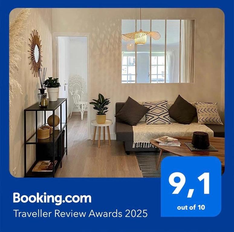 un salon avec un canapé et une table dans l'établissement Appartement aux pieds du Palais des Papes., à Avignon