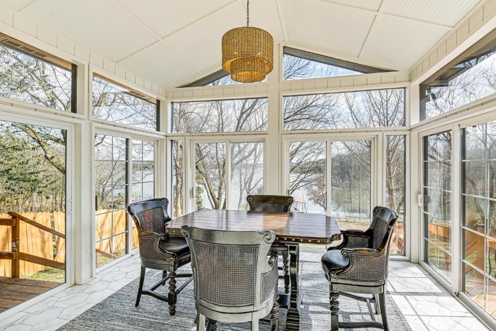 an empty conservatory with a table and chairs at Fish, Boat and Unwind Old Hickory Lake Retreat in Nonaville