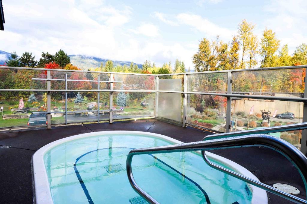 Bazén v ubytování Northwinds Hotel Revelstoke nebo v jeho okolí