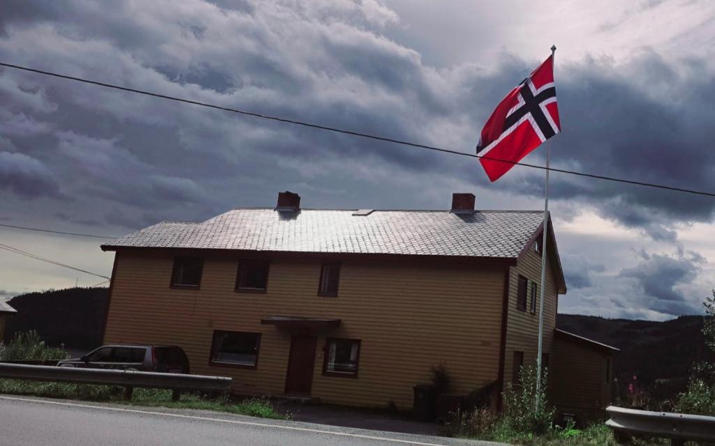 una bandiera britannica che batte in cima a una casa di Knobelauch Family Home, Valdres a Vøle