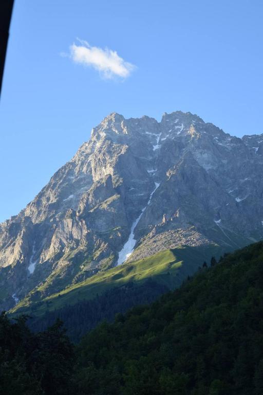 Nespecifikovaný výhled na hory nebo výhled na hory při pohledu z penzionu