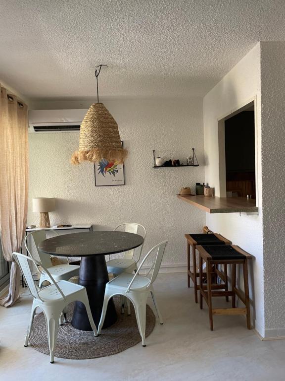 une salle à manger avec une table et des chaises dans l'établissement Au cœur de ste Max, la Terracota 4 pers avec parking, à Sainte-Maxime