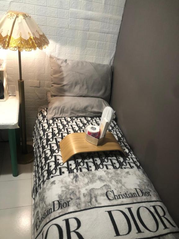 Postel nebo postele na pokoji v ubytování JOHNFONZ BUILDING Affordable Room