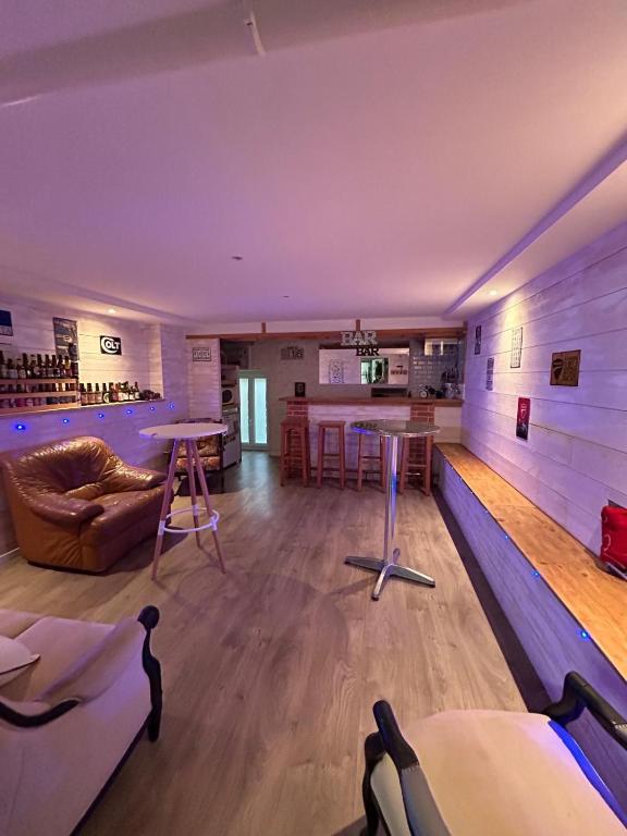 un salon avec un canapé et une table dans l'établissement Duplex spacieux 6p avec bar et garage, à Tournon-sur-Rhône