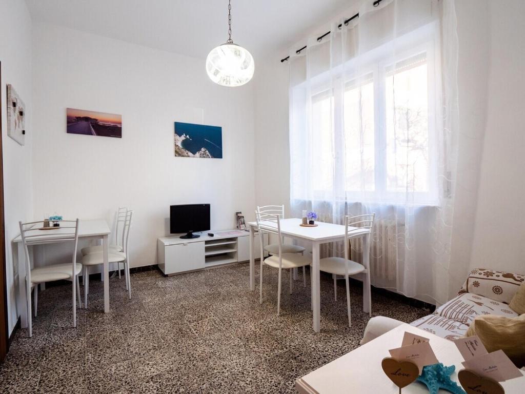 A television and/or entertainment centre at CASA MAFALDA - Rooms, friends and more - Affittacamere, Guest House