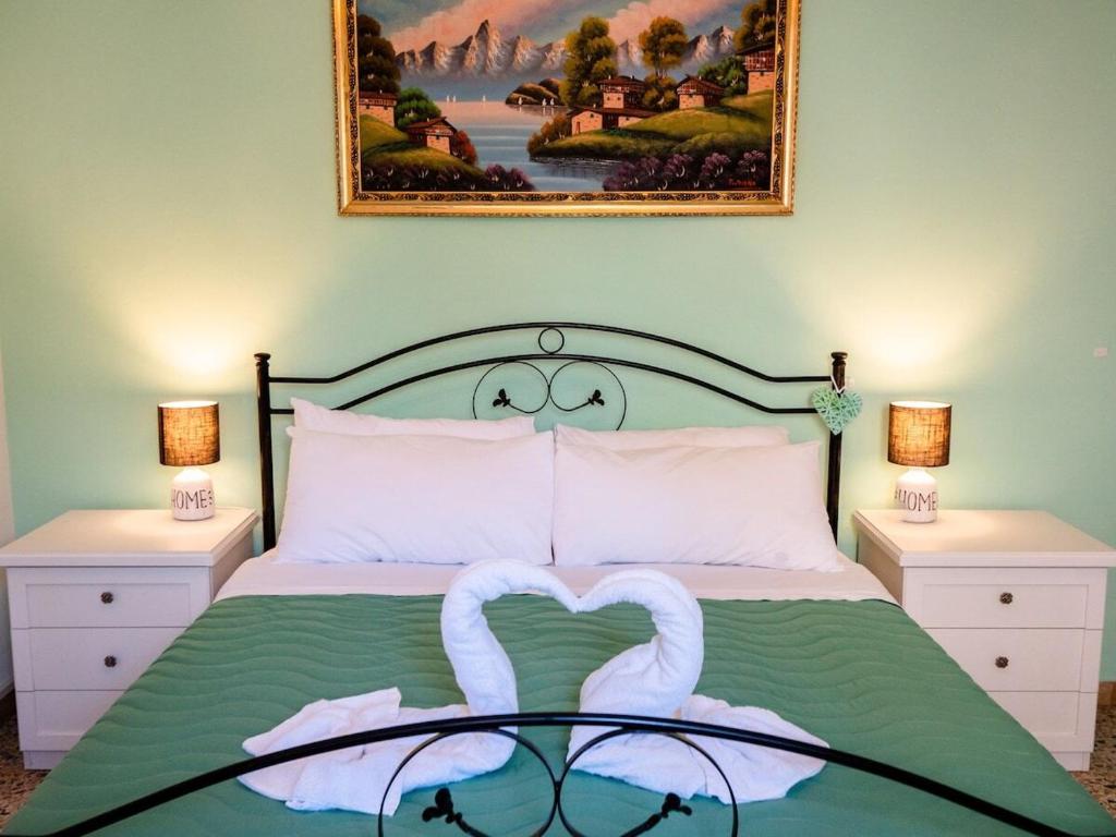 A bed or beds in a room at CASA MAFALDA - Rooms, friends and more - Affittacamere, Guest House