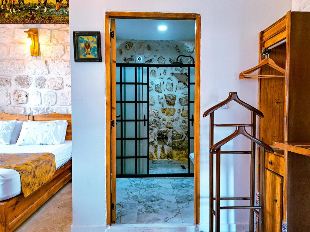 a room with a bed and a mirror at Mons Masius Hotel Teras in Midyat