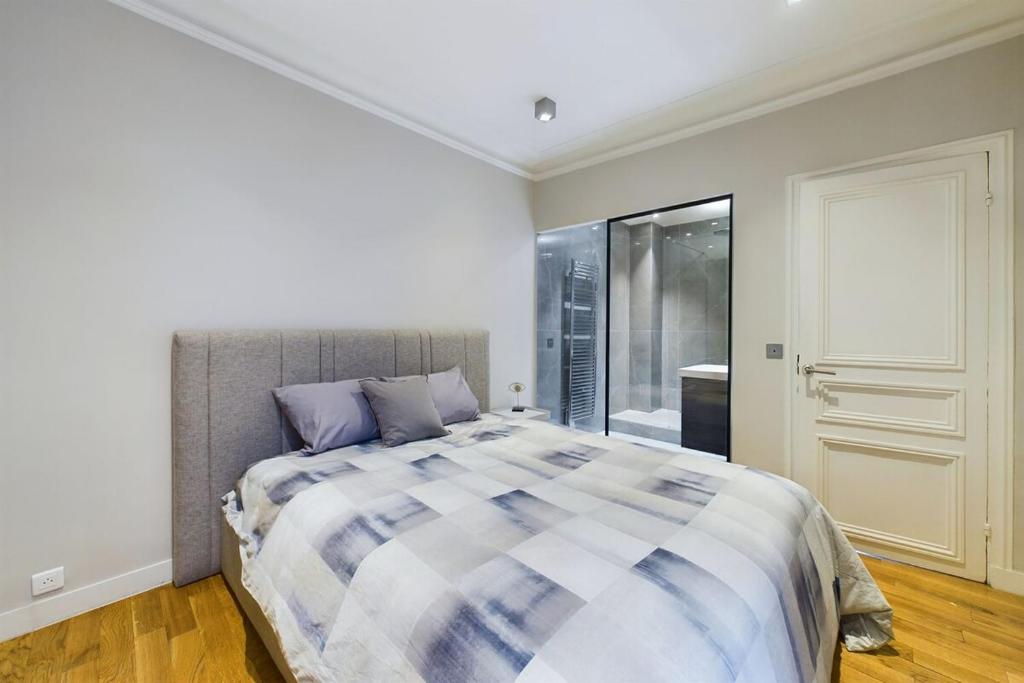 Ένα ή περισσότερα κρεβάτια σε δωμάτιο στο Superbe appartement tout équipé au coeur de Levallois !