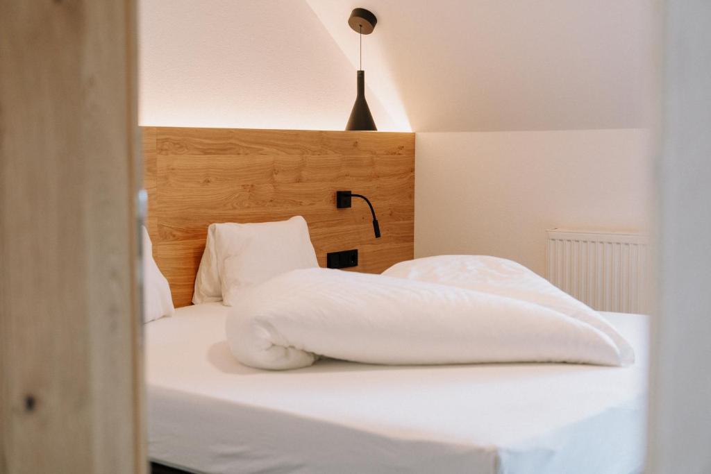 Postel nebo postele na pokoji v ubytování Hotel Alpenblick Attersee
