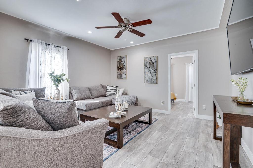 イースト・ロサンゼルスにある7 Mi to Downtown East Los Angeles Apartmentのソファと天井ファンのあるリビングルーム