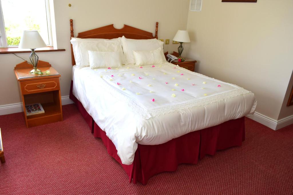 Postel nebo postele na pokoji v ubytování Rhu Glenn Hotel