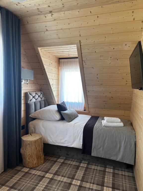 Ένα ή περισσότερα κρεβάτια σε δωμάτιο στο SZAŁAS CHALET NA WIYRCHU Gospodarstwo Agroturystyczne Baciary