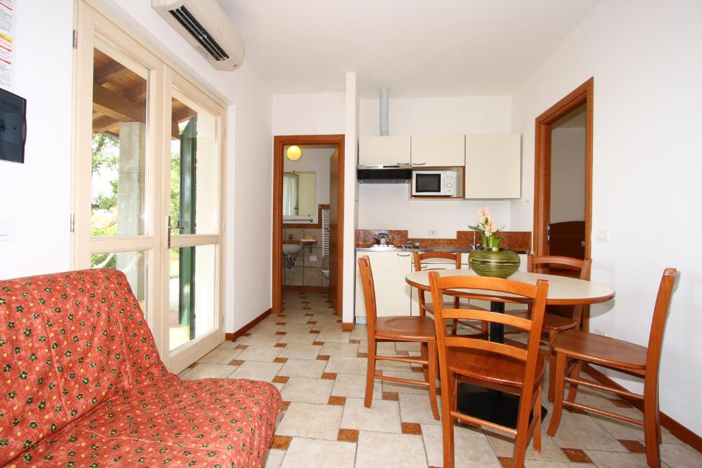 Kuchyň nebo kuchyňský kout v ubytování Piani di Clodia Holidaypark