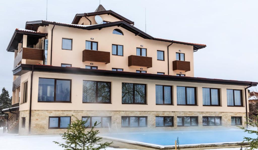 Bazén v ubytování Hotel Nikol nebo v jeho okolí