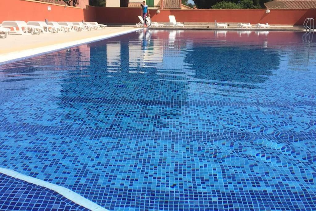 - une piscine avec du carrelage bleu sur l'eau dans l'établissement Maisonnette Bleue Bora-Bora, à Argelès-sur-Mer