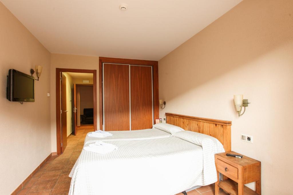 Postel nebo postele na pokoji v ubytování Hostal Les Roquetes