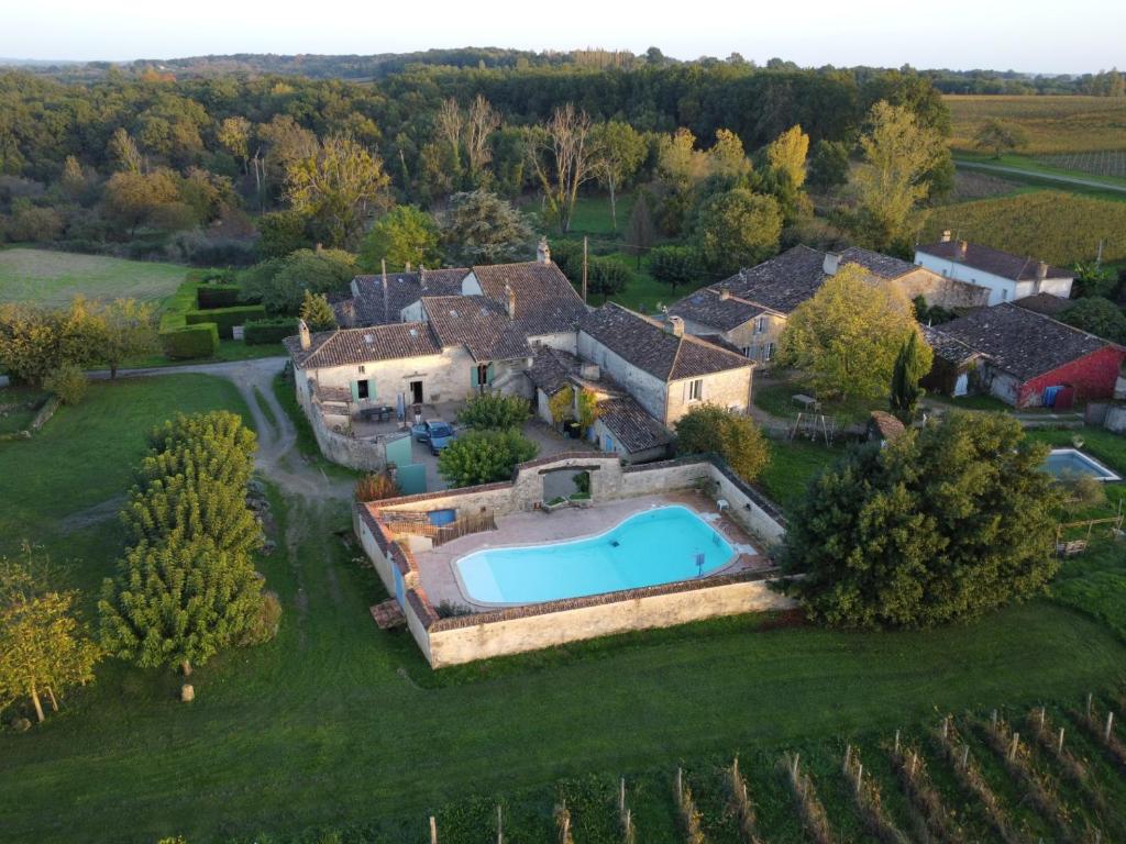 - une vue aérienne sur un domaine avec une piscine dans l'établissement Refuge de Perreau, à Saint-Michel-de-Montaigne