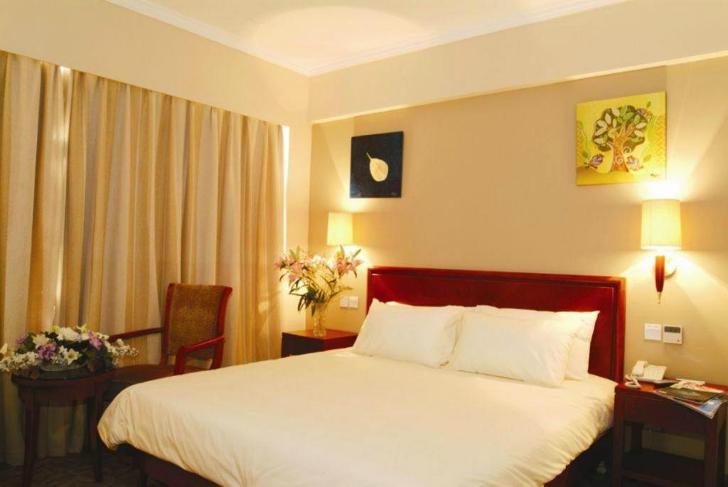 a hotel room with a large bed in a room at GreenTree Inn Jilin Changchun Haoyue Road Express Hotel in Changchun