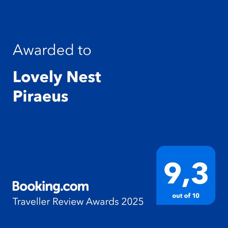 niebieskie pudełko tekstowe z tekstem przyznanym ananasowi w obiekcie Lovely Nest Piraeus w Pireusie