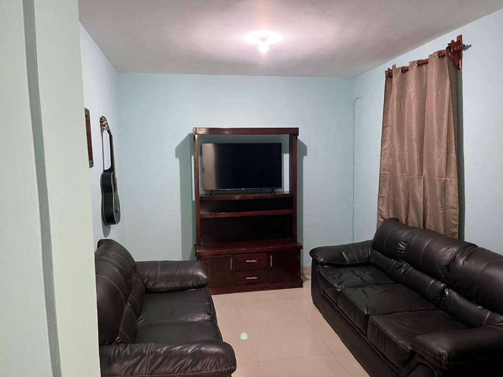 Televisyen dan/atau pusat hiburan di CASA FAMILIAR en SAN ANTONIO de la CAL 1