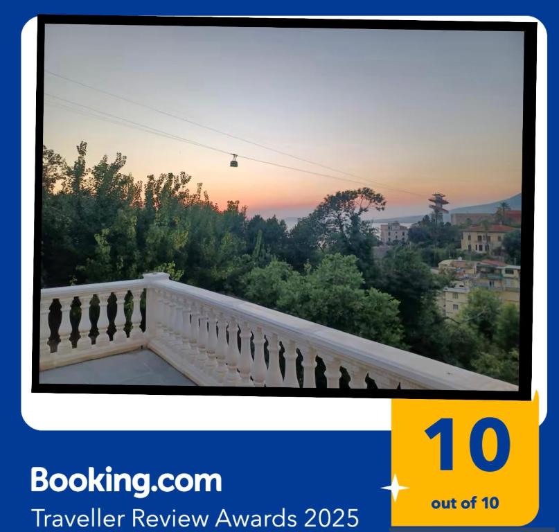 カステッランマーレ・ディ・スタービアにあるVilla Lagugaの夕日を背景に撮影したバルコニー