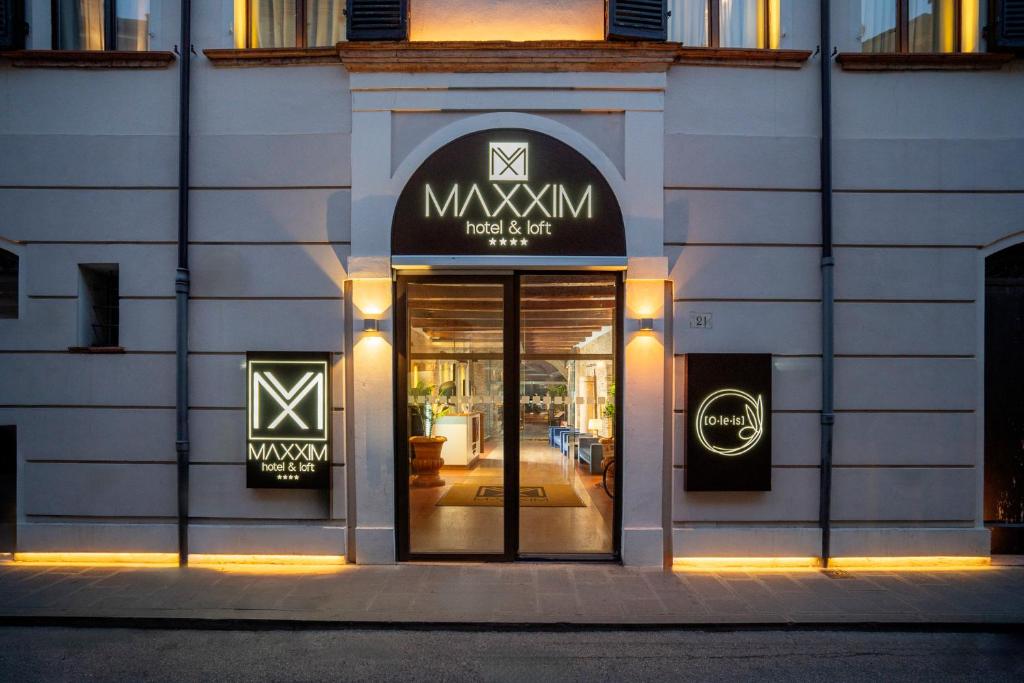 Certifikát, hodnocení, plakát nebo jiný dokument vystavený v ubytování Maxxim Hotel & Loft