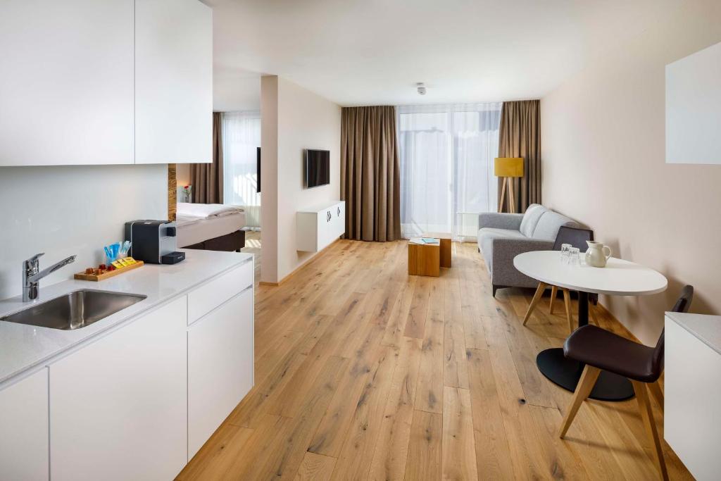 Kuchyň nebo kuchyňský kout v ubytování Hotel Allegra Lodge