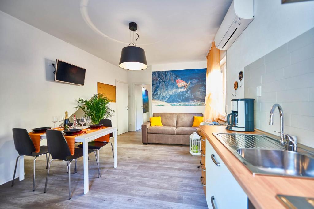 A kitchen or kitchenette at Mala Silex Apartments
