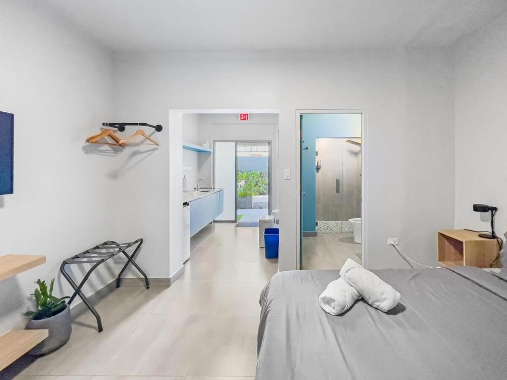 Giường trong phòng chung tại Aquabella 3 Coastal Comfort in Isla Verde